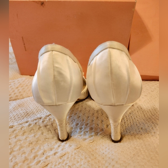 Vintage Touch Ups by Benjamin Walk - "Breeze" /Women's Size 8.5, white satin - Picture 5 of 8